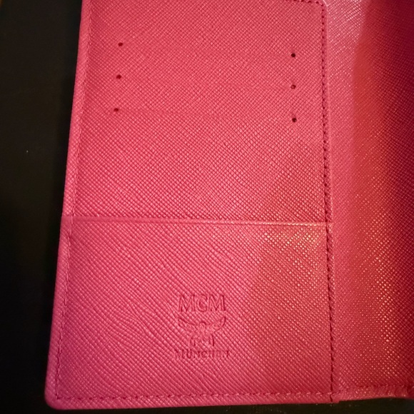 MCM BEAUTIFUL 🩷 Pink Rabbit Passport Holder 🐰 - Picture 3 of 6